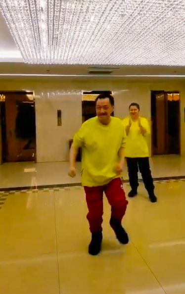 雪村豪宅内景曝光，装修奢华大到似广场，小1