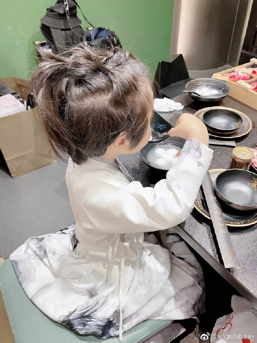 楊穎曬兒子扎小辮吃湯圓，母子過元宵，為與黃曉明同框提前慶生