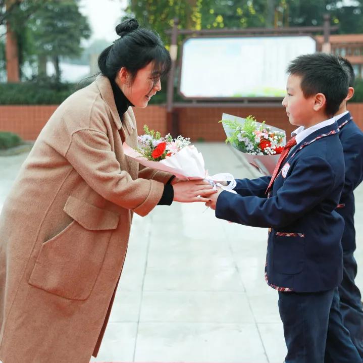 老师，您笑起来真好看——记双流区金桥小学“三八”妇女节活动