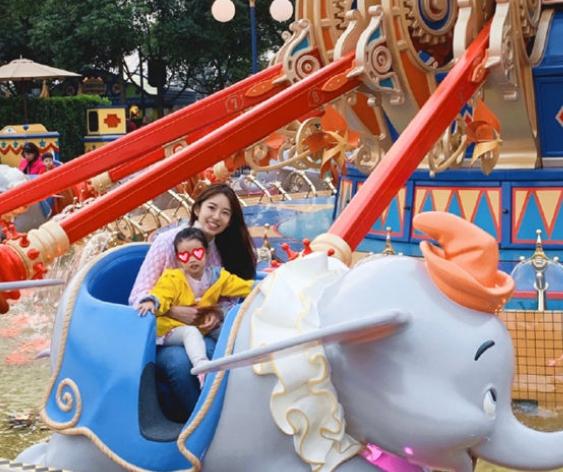 张子萱带俩女儿踏青，肉感妹妹腿胖乎乎可爱，安安草地抓虫开心