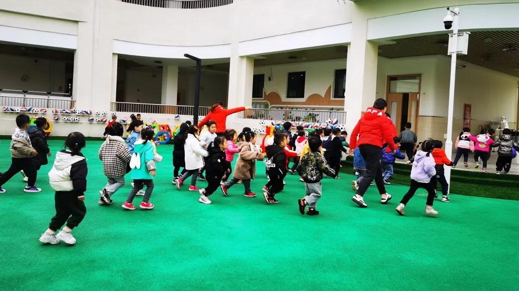 守护安全,警园同行——宁安幼儿园反恐防暴演练