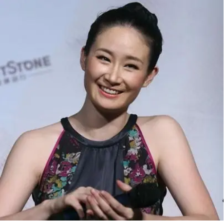 還記得王小蒙的扮演者王亞彬嗎？離開(kāi)趙本山后，她一樣大殺四方