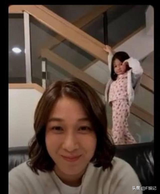 鍾嘉欣37歲生日開心收女兒禮物開直播一對子女亂入顯得很興奮