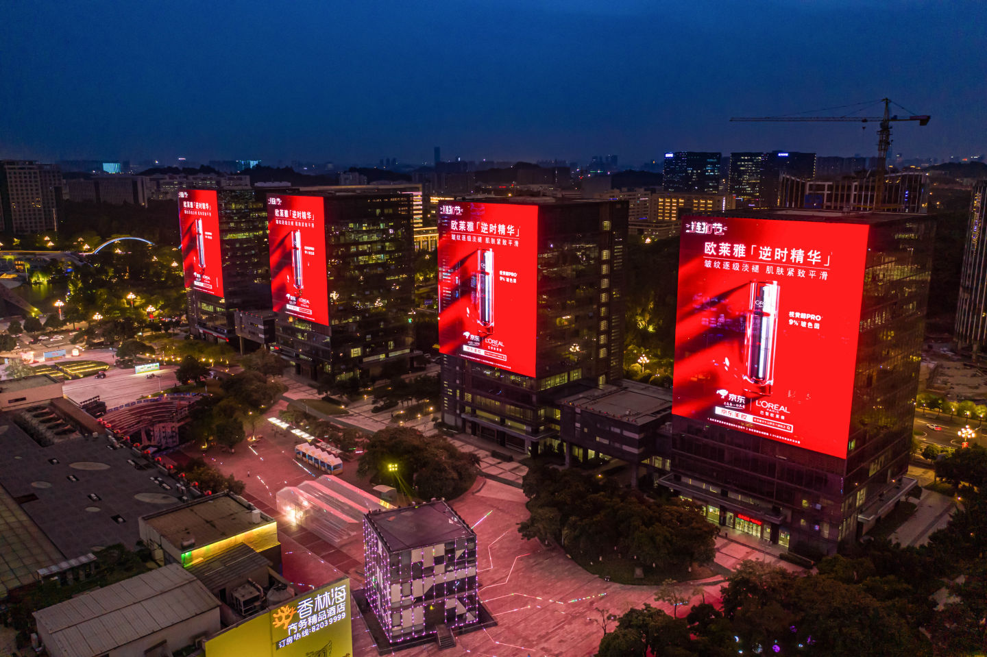 刘强东这是花了多少钱啊！京东巨幅广告占据各大城市地标
