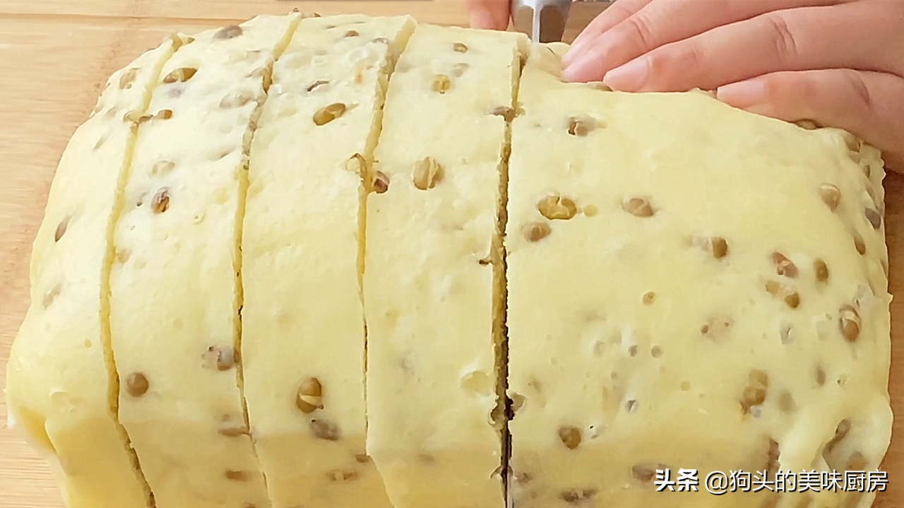 夏天多吃绿豆，教你一个做法，加2个鸡蛋进去，出锅香甜又暄软