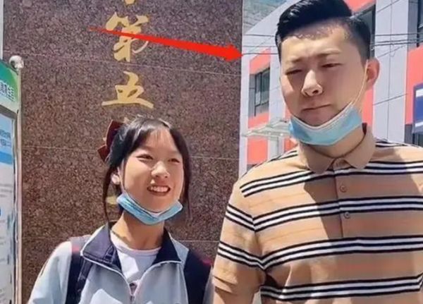 “冻龄爸爸”走红，接女儿放学被误认是男友，