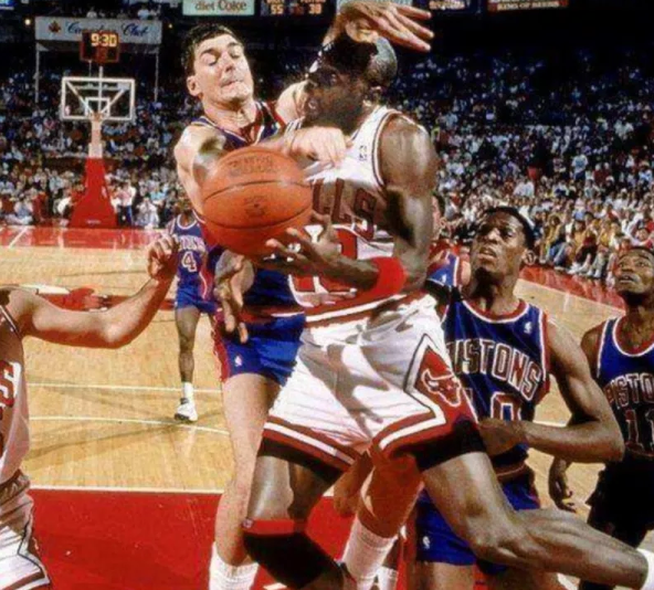 喬丹的身體天賦有多恐怖？投籃隨便平筐，關鍵還能在「空中走步」！-黑特籃球-NBA新聞影音圖片分享社區