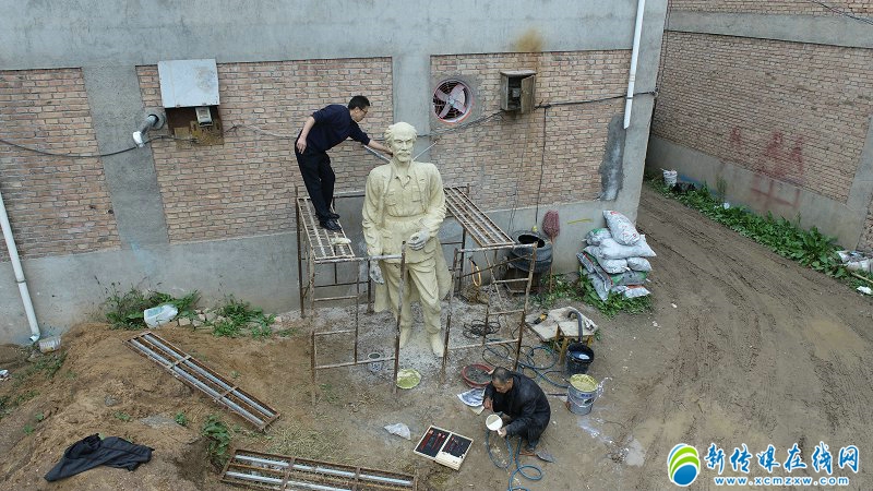 56岁男子与电焊工10天完成重2吨高2.8米白求恩雕塑