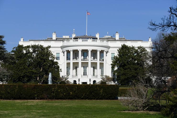 美国新冠疫情死亡突破10万，白宫被迫紧急封锁，关键时刻雪上加霜