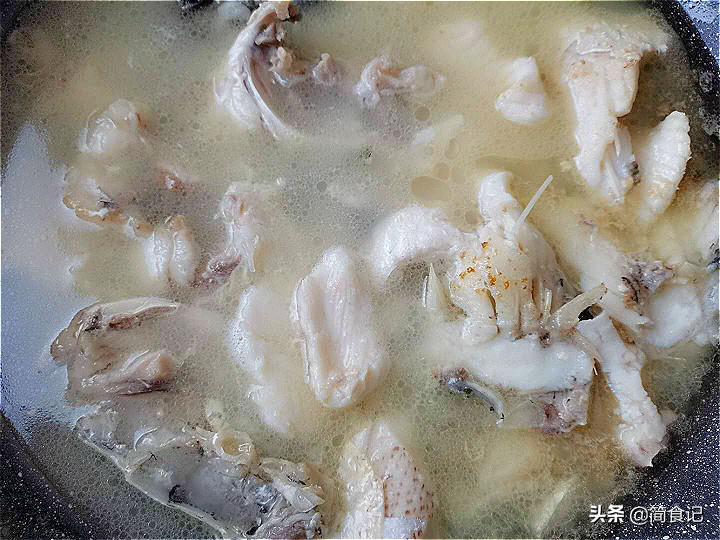 Make sauerkraut fish, the fish fillet will be broken after the pot?  Chef: One more step, the fish fillets won’t break for a long time and are more tender