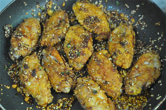 不用面粉不用炸，十分钟上桌的香辣脆皮鸡翅，又酥又嫩不上火