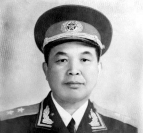 建国后，警卫员向乞讨的老妇人问路，竟发现她是开国中将的母亲