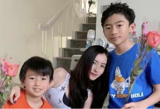 张柏芝三天就赚3千万，妈妈与男友共抽一支烟，