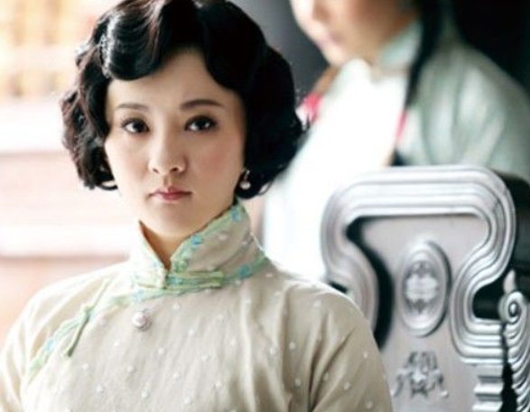 红极一时的"小婉君"，为学业放弃演戏，现40岁还未结婚