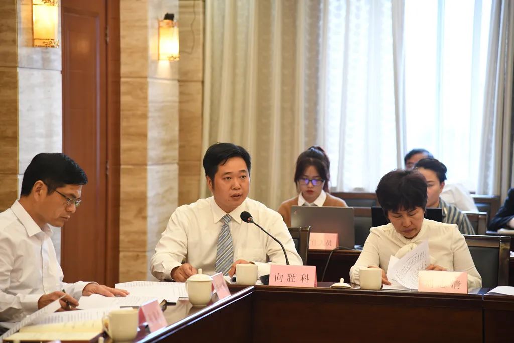 ​市五届人大常委会举行第三十七次会议第一次全体会议对市教育局等7个单位开展专题询问