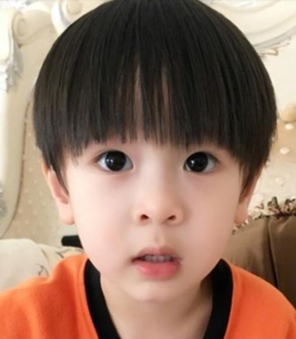 吴尊基因太过强大，8岁Max颜值引热议，笑起来和爸爸一模一样