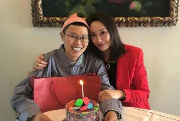 郭可盈三姐弟罕見同框，小妹罕露面，剪寸頭似男生顏值差別太大