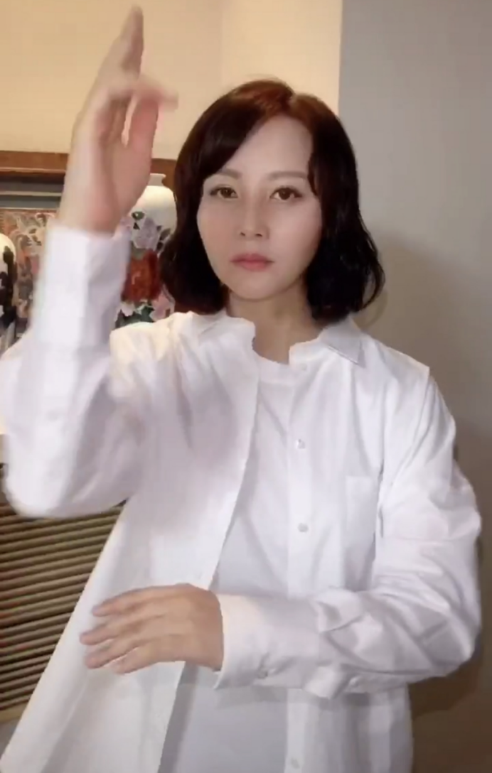 陶红的脸真是个谜，出道32年，但皮肤嫩的好似能