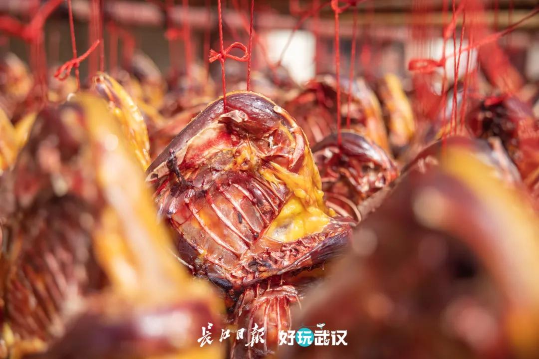 把腊肠和腊鱼串一串，串一个同心圆来过年