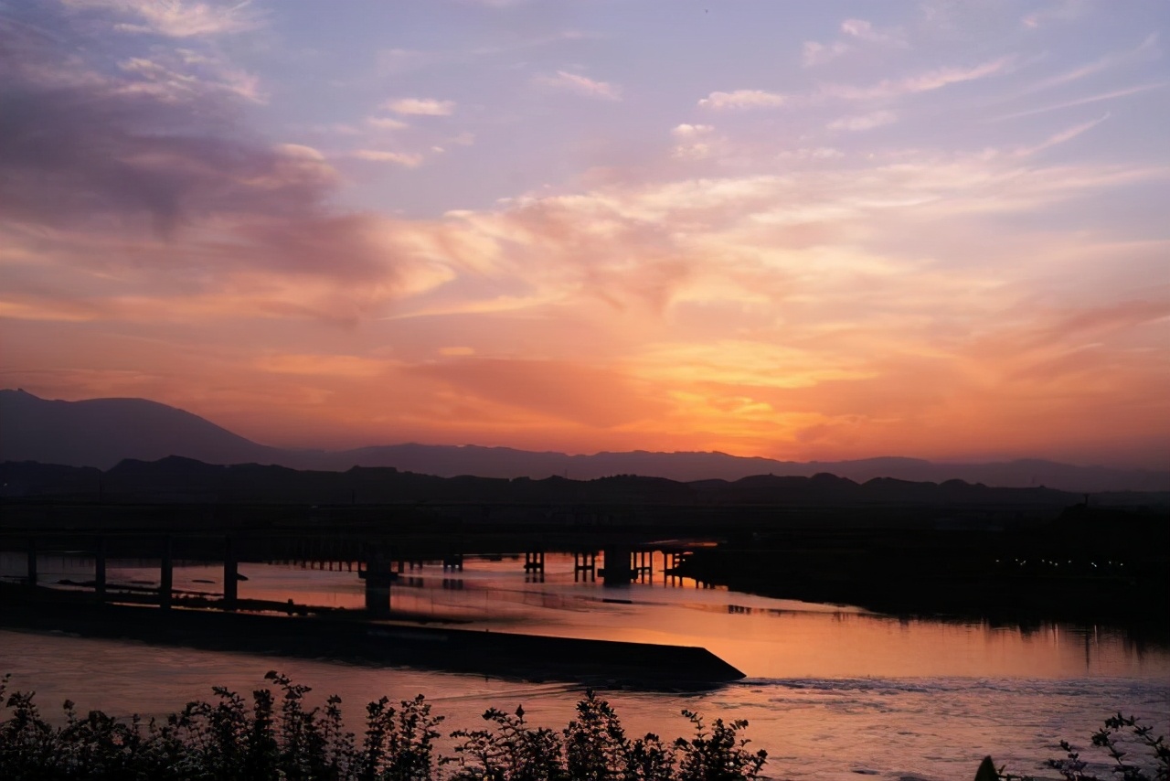 描写夕阳晚霞的唯美句子 发朋友圈夕阳唯美短句图片