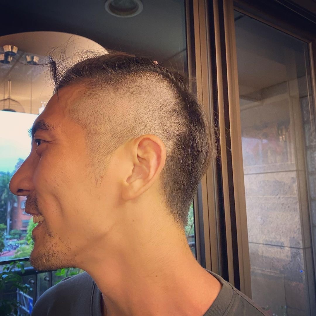 賈靜雯全家統一換髮型，修傑楷被剃成陰陽頭，梧桐妹露額頭超像媽