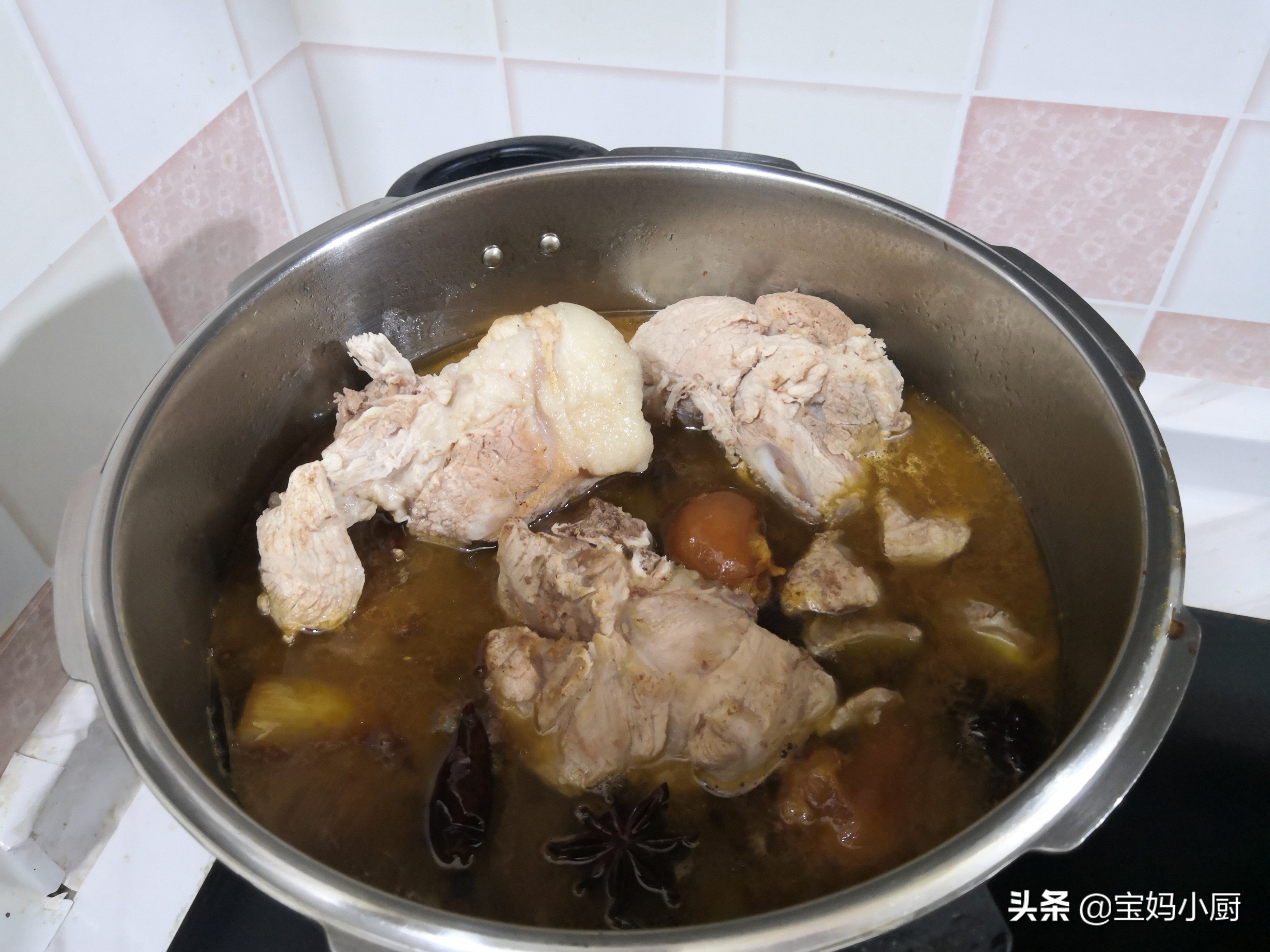 自打学会酱骨头这做法，每周都得做一盆，不到一百块，实惠管饱