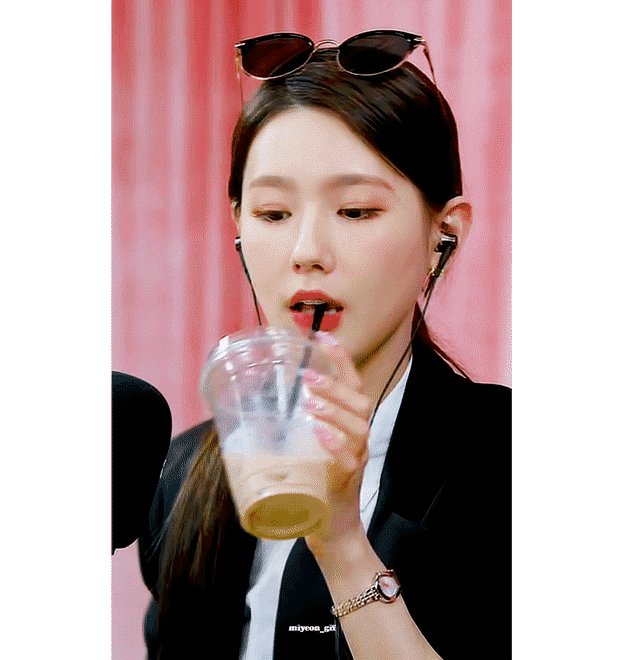 网友:—姐360度无死角的美颜真的是瑞思拜,考虑半永久西装吗—发量真