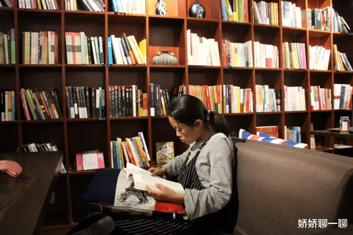 “新华书店”顾客只看不买 ，空调全天供应，为