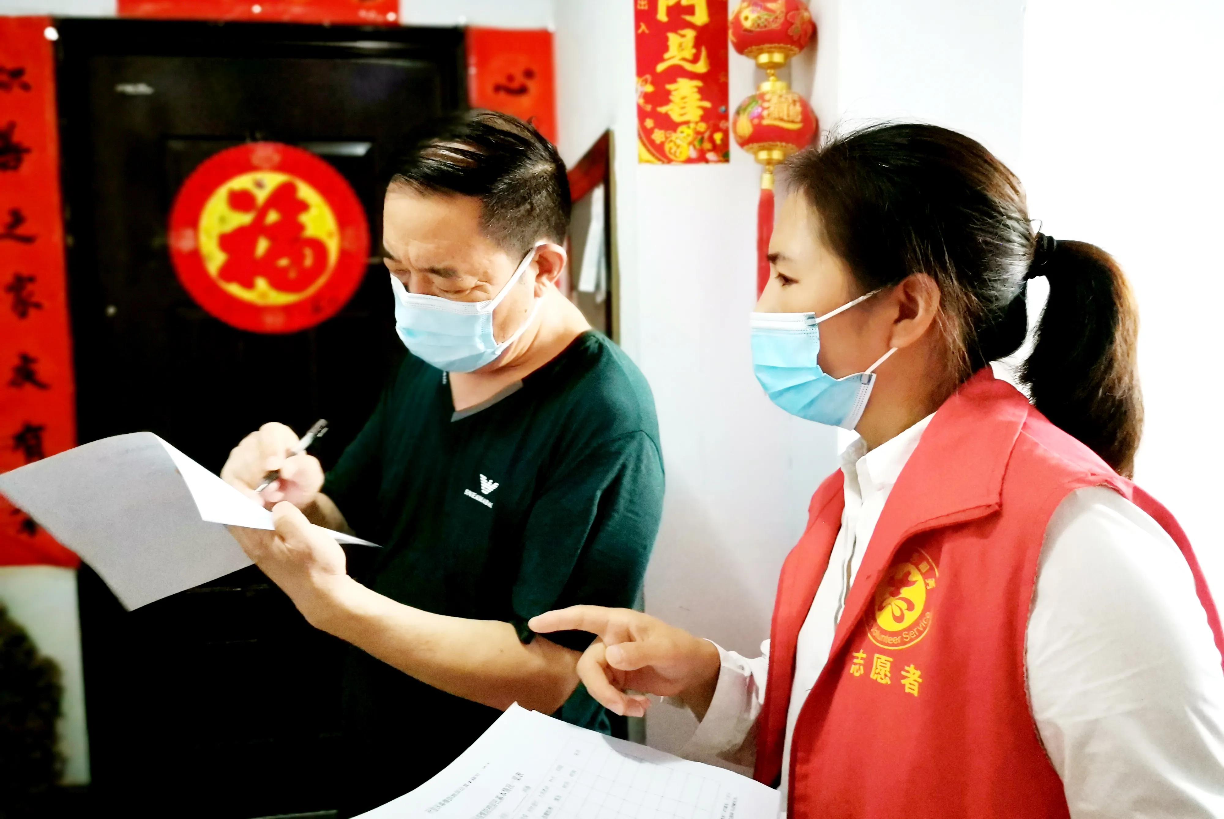 駐馬店市第二十三小學(xué)志愿者：開展疫情防控“敲門行動”