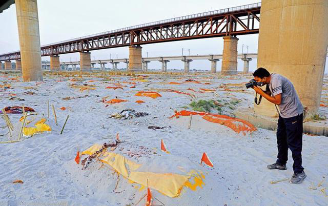 30万人在绝望中死亡，莫迪抗疫胜利神话破灭，面对惨状当众哽咽