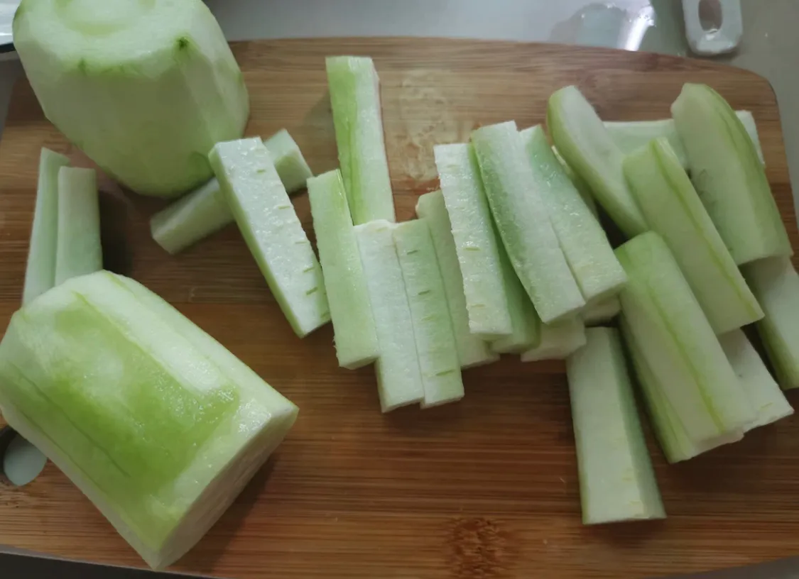 丝瓜是个好东西,超简单的炒丝瓜教学 美食做法 第2张 丝瓜是个好东西,超简单的炒丝瓜教学 美食做法 第2张
