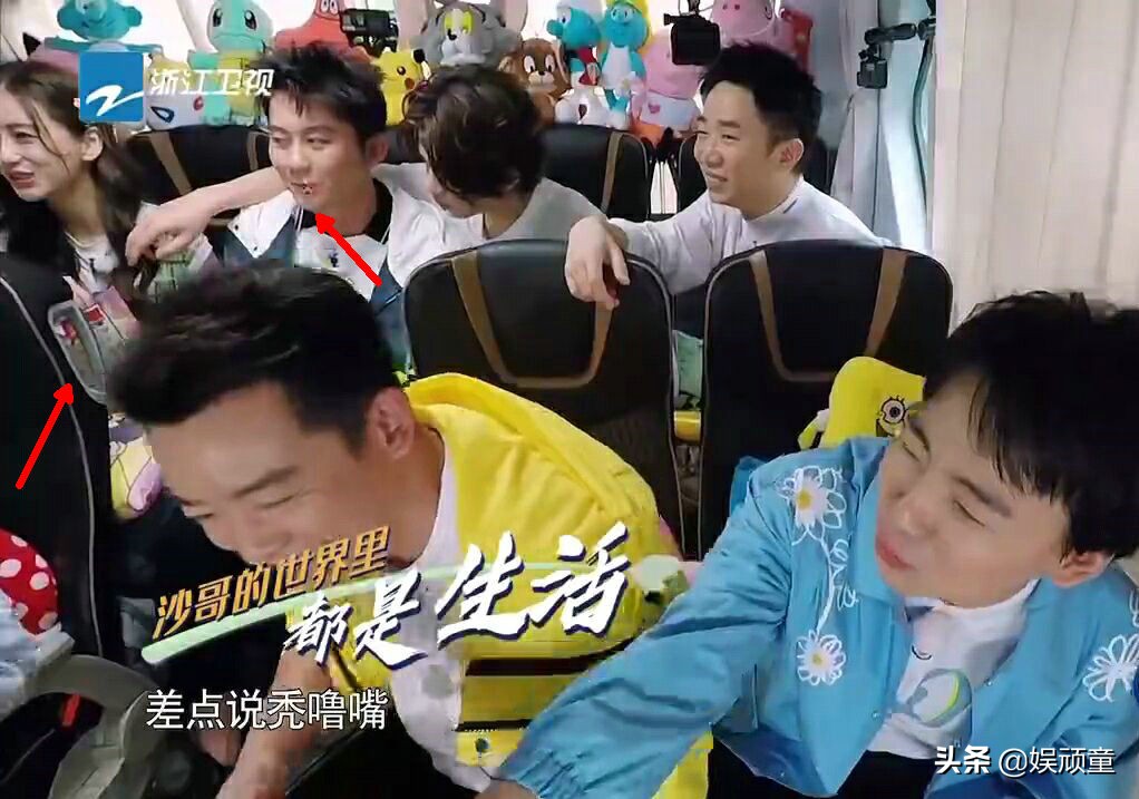 Baby节目中吃零食，看到一旁李晨、黄明昊，真当