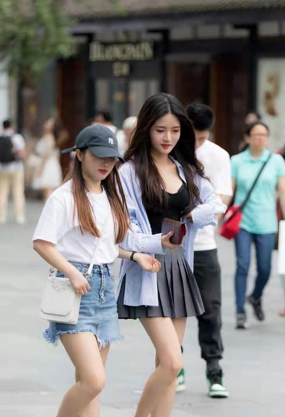 路人街拍：我也相信爱可以排除万难；只是，万