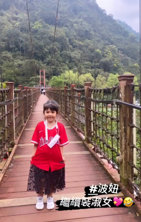 賈靜雯曬倆女兒近照，波妞穿紗裙抿嘴笑，被媽媽調侃：繼續裝淑女