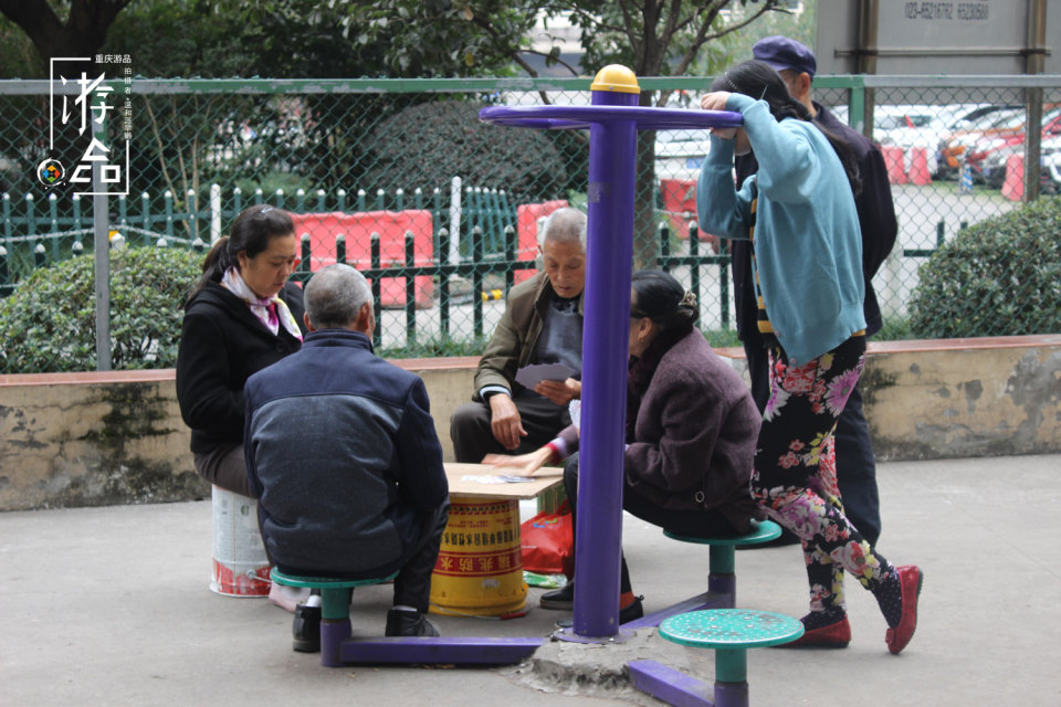 别再说重庆人是大老粗，火爆脾气的背后，是勇猛坚强的生命哲学