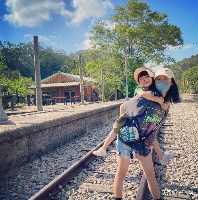 賈靜雯一家五口出遊，梧桐妹身高出眾，修傑楷鬍子邋遢顯蒼老