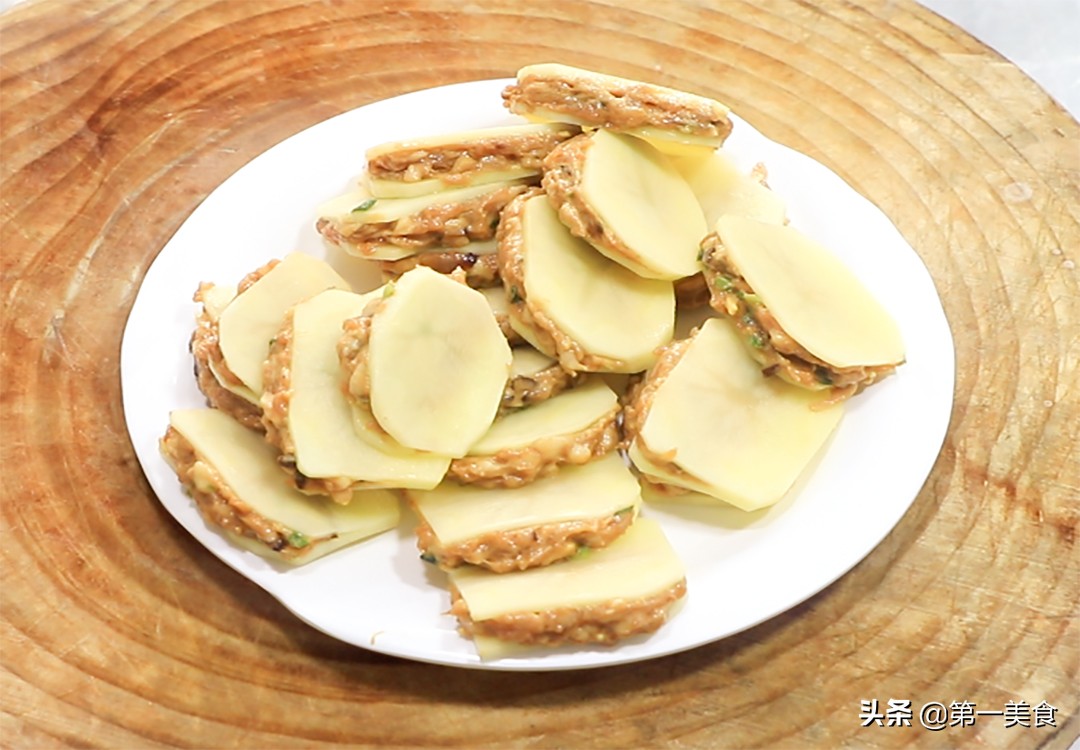 图片[6]-土豆新吃法 厨师长分享“椒盐土豆夹” 多做这一步 金黄焦香-起舞食谱网