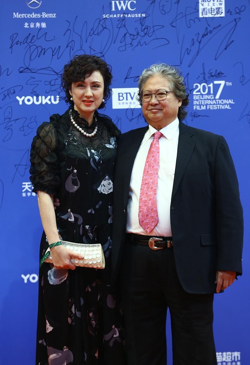 洪金寶現(xiàn)任妻子真是優(yōu)雅的代表，笑起來滿臉褶，但依舊氣質(zhì)高貴