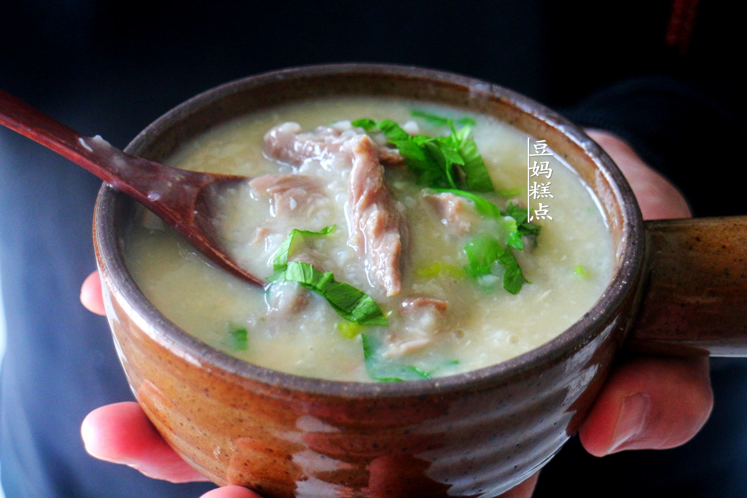 經典廣式牛肉粥的做法，只需10分鐘，肉嫩粥滑