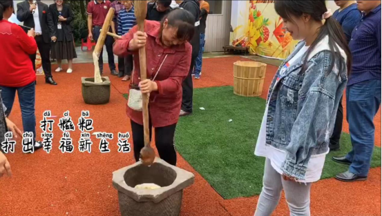 四川省叙州区：掰手腕 打糍粑 热闹庆祝丰收节