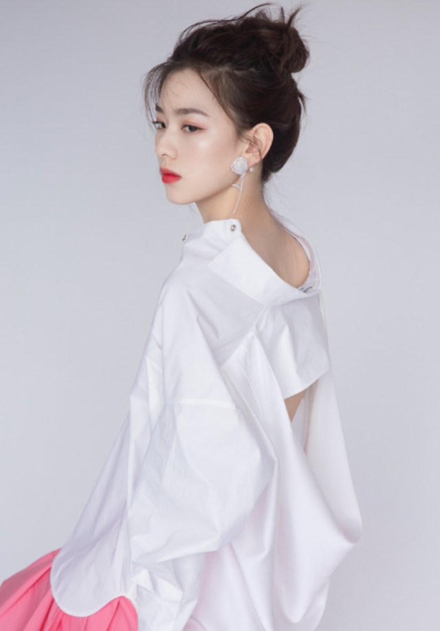 孙一宁走红后拍广告，穿衬衫故意解开几颗扣，