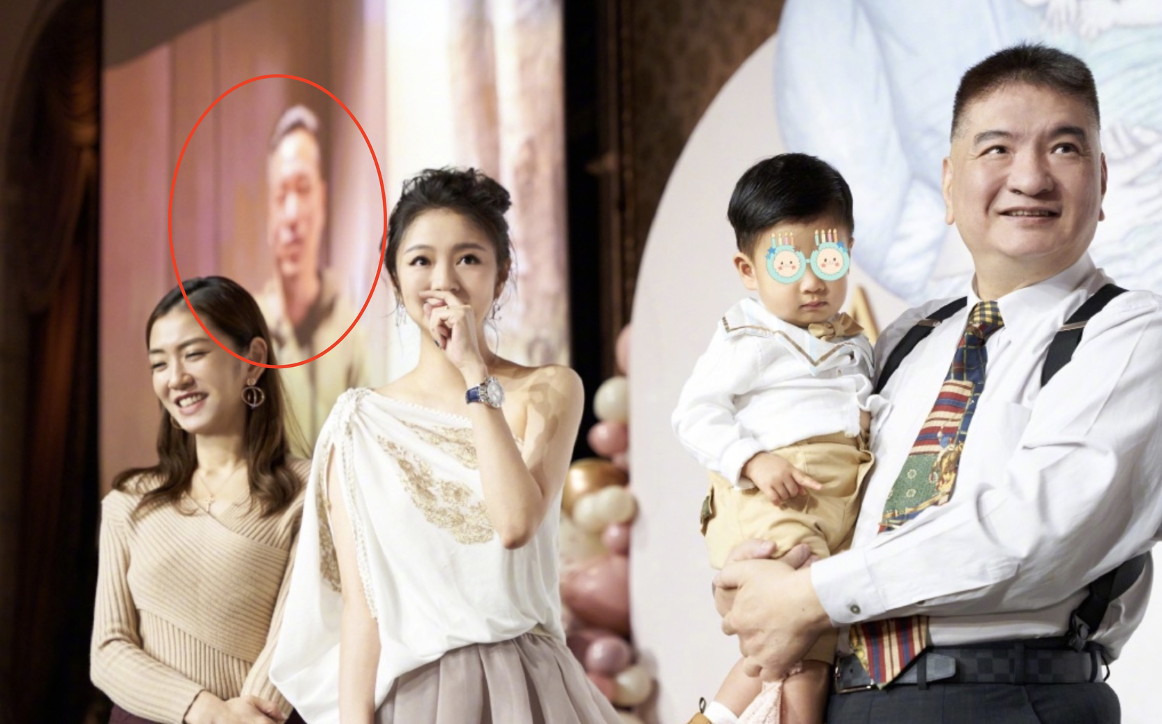 安以轩晒照为女儿庆双满月，一人抱俩妈妈力max，兄妹长相相似