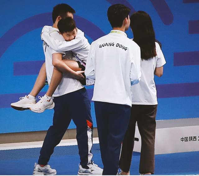 1米4全红婵合影太逗！身后2米朱婷，紧挨200斤巩立姣，红姐太娇小