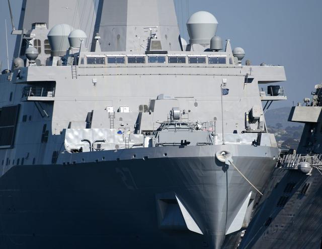 爱是一道光，美舰测试激光武器，画面科幻仿佛