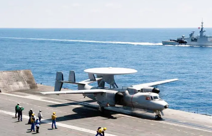 北京男子在美航母服役4年，回国见辽宁舰后，一