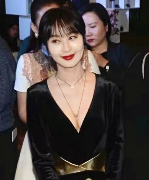 李菲兒穿絲絨外套優(yōu)雅迷人 V領風格秀美肩 減齡劉海是亮點