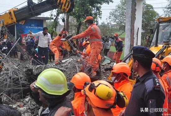 印度火葬场殡仪馆大楼垮塌 致25名送葬人共赴黄泉