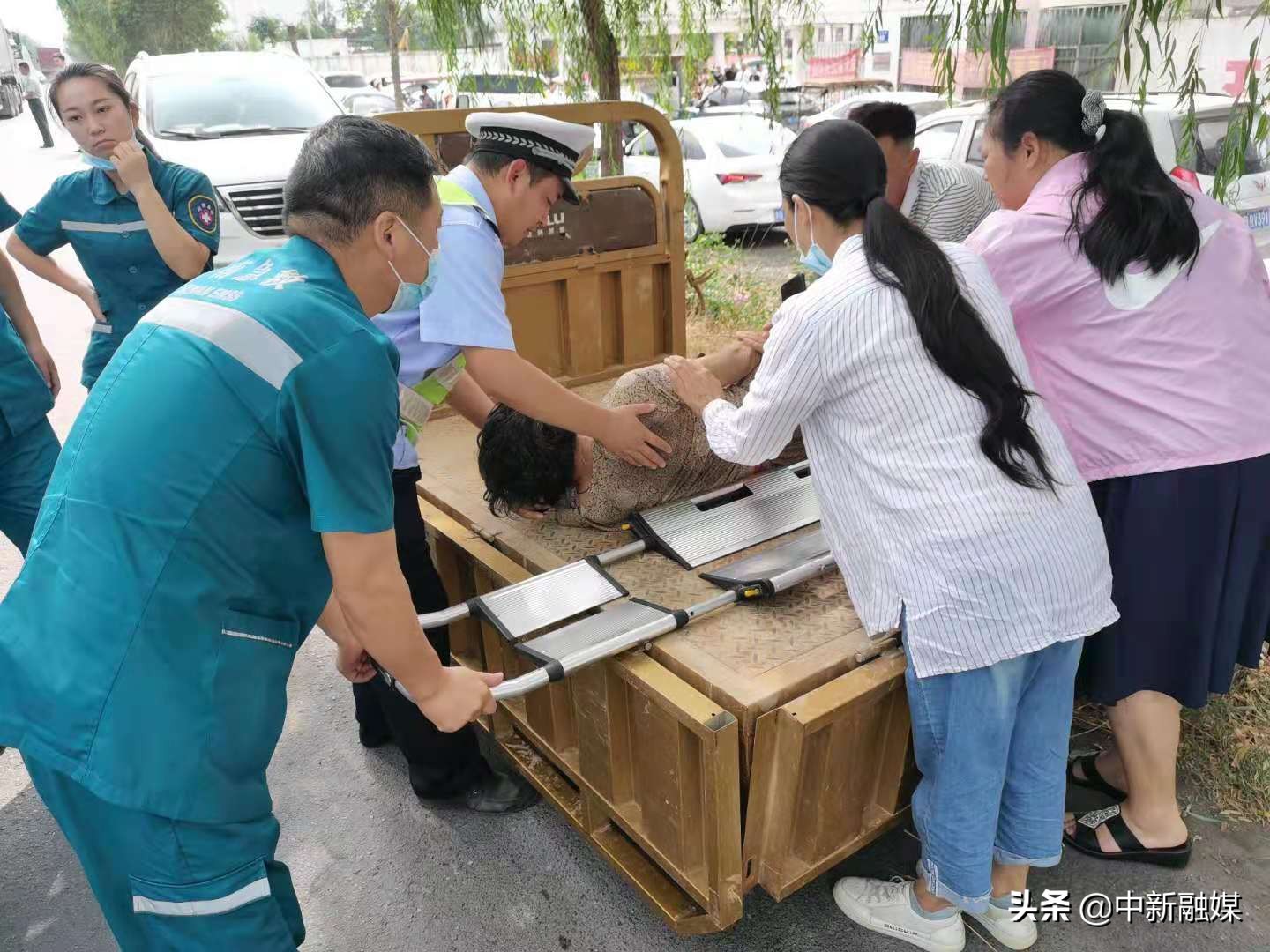 开封：民警偶遇老人昏迷 火速送医救助