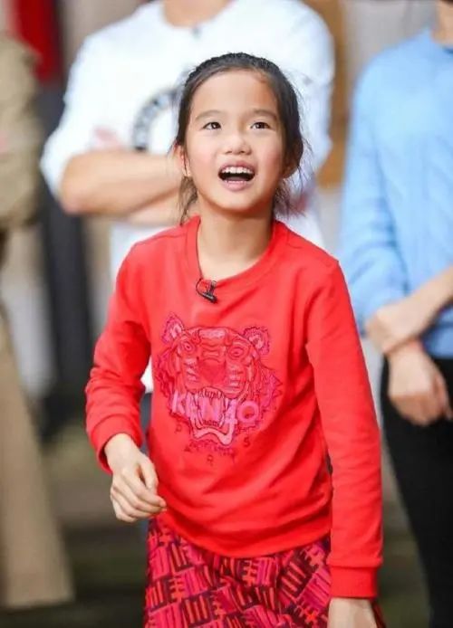 鐘麗緹二女兒逆襲成功，五官長開似超模，12歲身高赶超爸媽