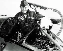 美空军双料王牌寿终正寝，曾经冒险断肋试飞，驾机首创超音速纪录